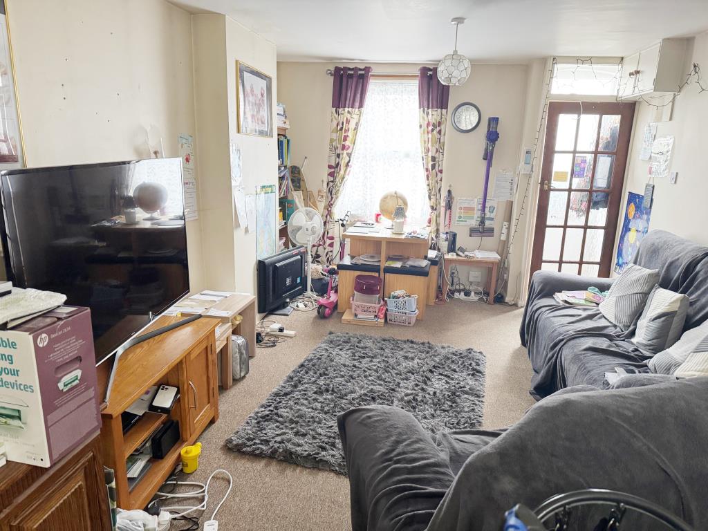 Lot: 95 - TWO-BEDROOM END-TERRACE HOUSE FOR INVESTMENT - Living room